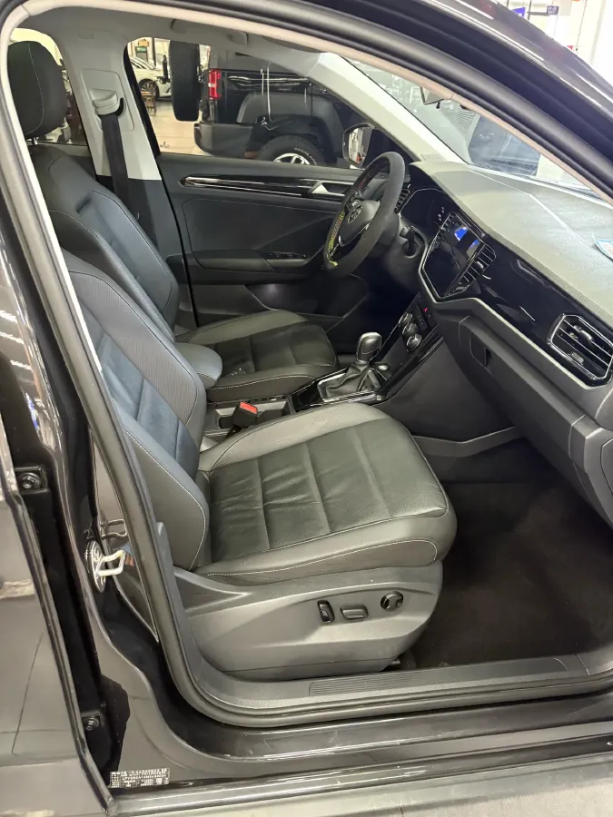 2022 Volkswagen T-Roc 1.4T 150HP L4 7DCT,autocango,china used car exporter,china ev exporter,chinese used car exporter,chinese used ev exporter