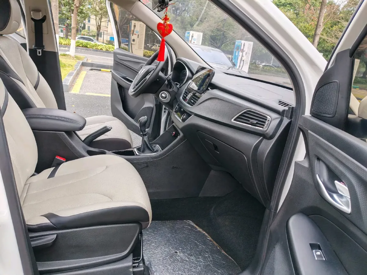 2021 BaoJun 730 1.5T 147HP L4 6MT,autocango,china used car exporter,china ev exporter,chinese used car exporter,chinese used ev exporter