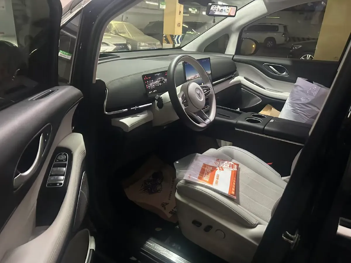 2025 Voyah Dream 1.5T 150HP L4 PHEV 41.7KWH,autocango,china used car exporter,china ev exporter,chinese used car exporter,chinese used ev exporter