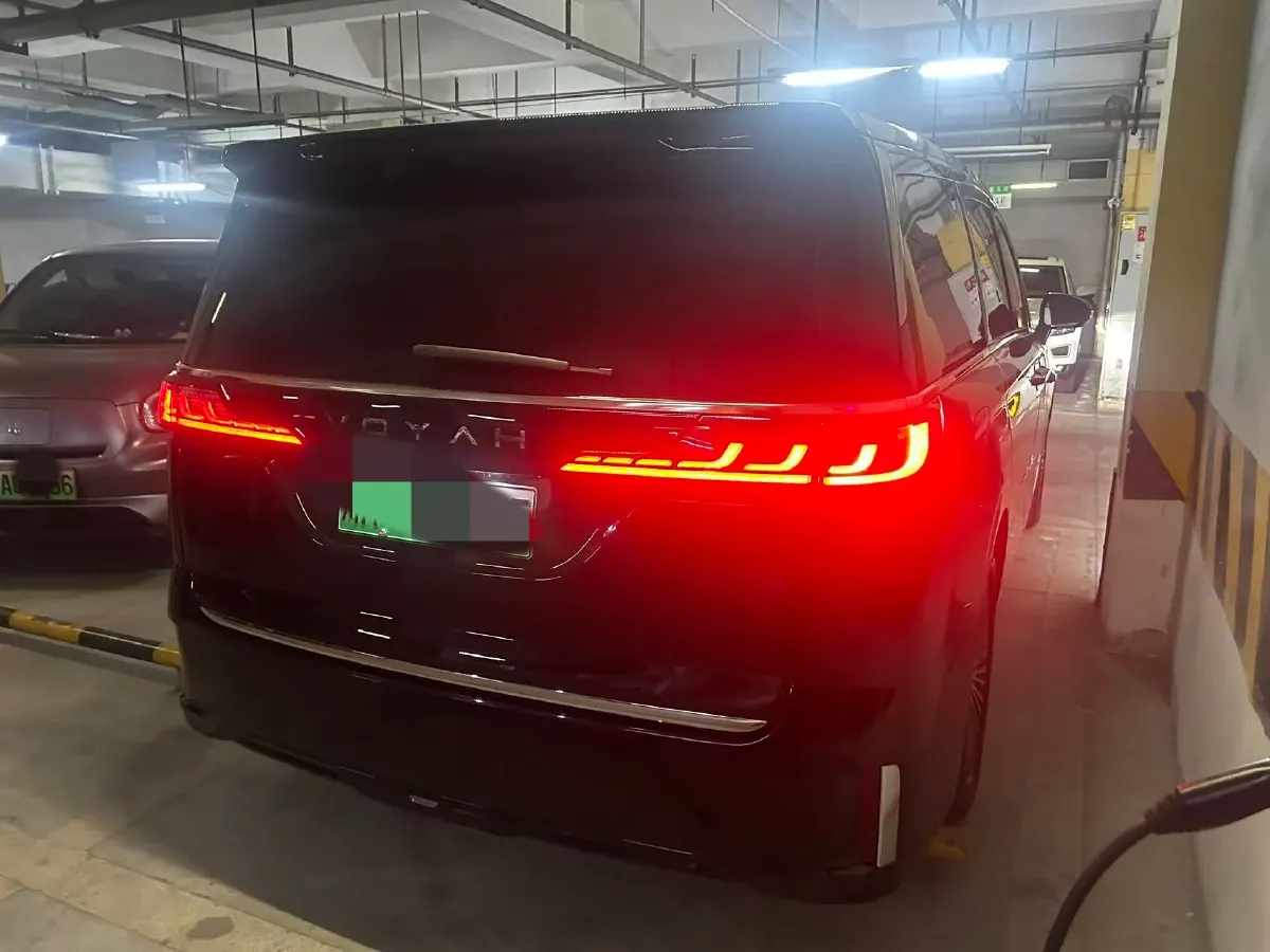 2025 Voyah Dream 1.5T 150HP L4 PHEV 41.7KWH,autocango,china used car exporter,china ev exporter,chinese used car exporter,chinese used ev exporter