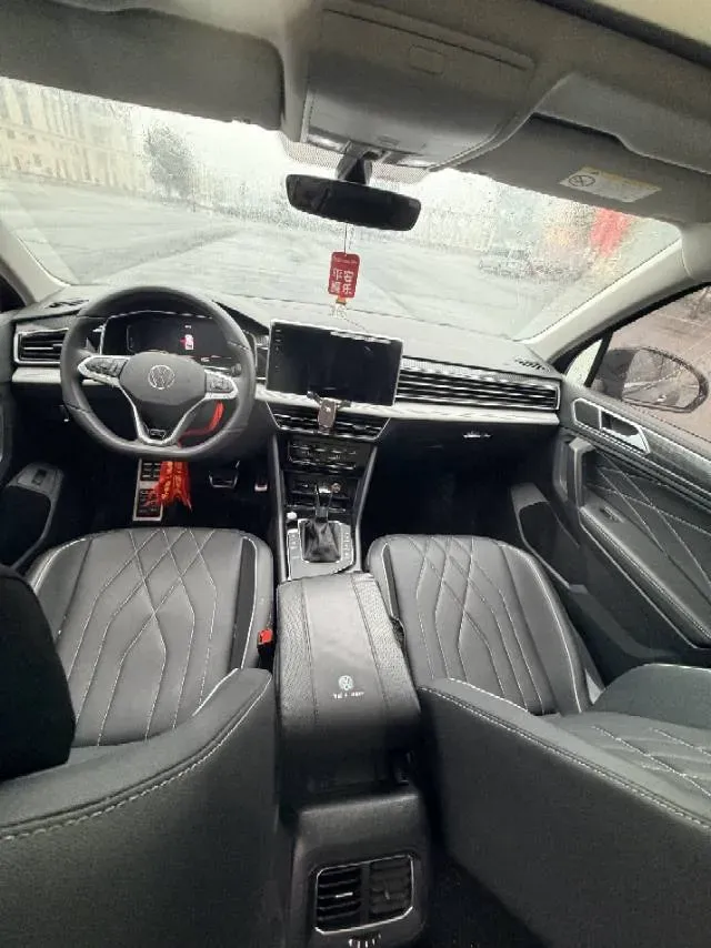 2024 Volkswagen Tiguan L 2.0T 186HP L4 7DCT,autocango,china used car exporter,china ev exporter,chinese used car exporter,chinese used ev exporter