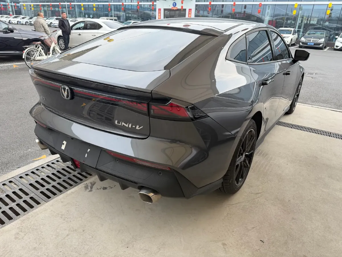 2022 ChangAn UNI-V 1.5T 188HP L4 7DCT,autocango,china used car exporter,china ev exporter,chinese used car exporter,chinese used ev exporter