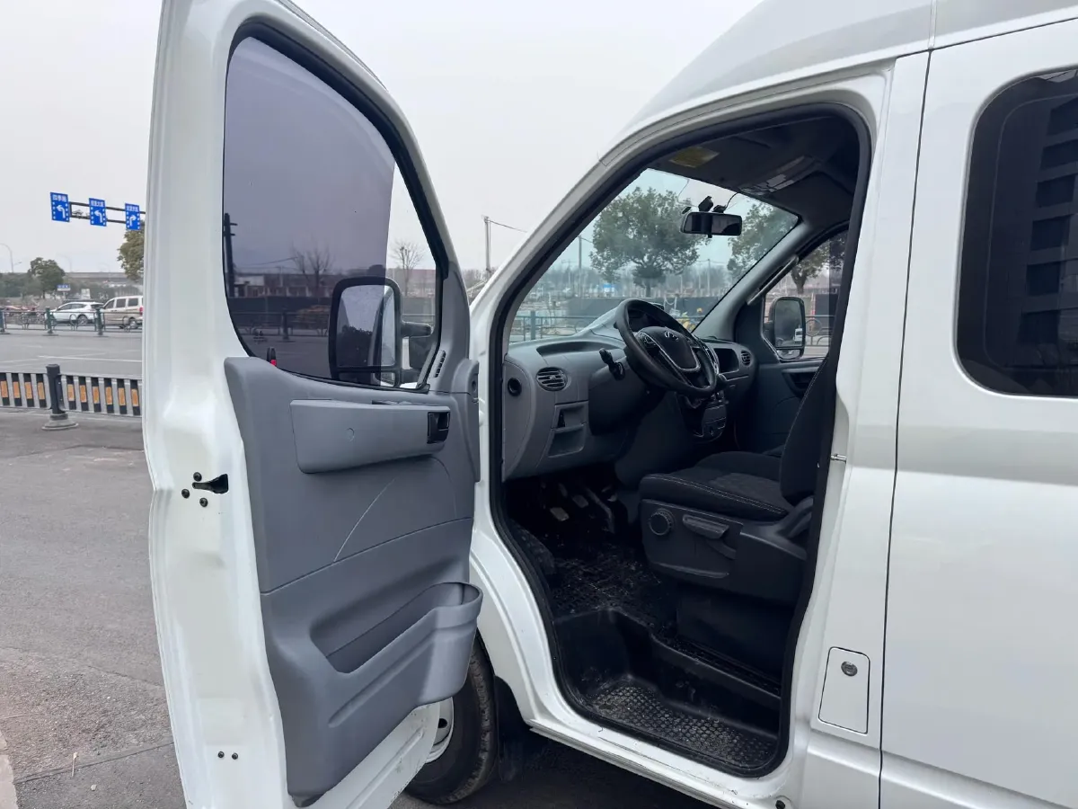 2023 MAXUS XinTu V70 2.0T 125HP L4 6MT,autocango,china used car exporter,china ev exporter,chinese used car exporter,chinese used ev exporter