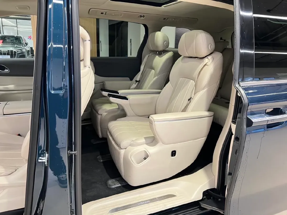 2025 Voyah Dream 1.5T 150HP L4 PHEV 41.7KWH,autocango,china used car exporter,china ev exporter,chinese used car exporter,chinese used ev exporter