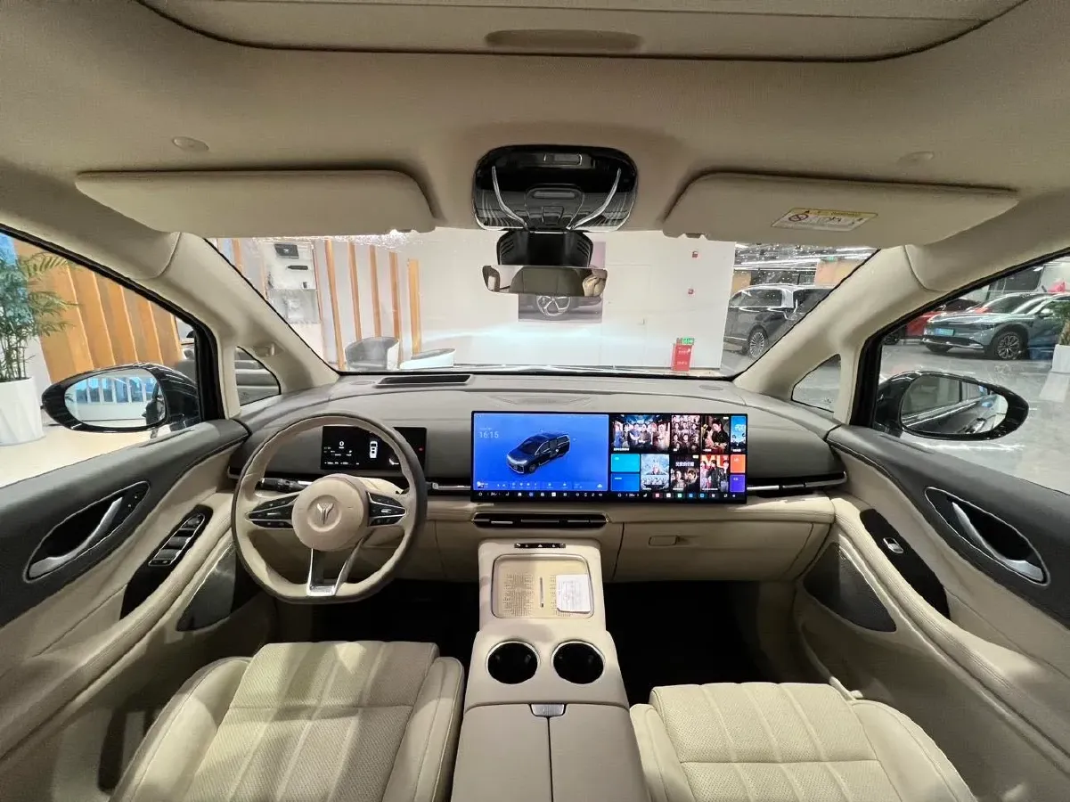 2025 Voyah Dream 1.5T 150HP L4 PHEV 41.7KWH,autocango,china used car exporter,china ev exporter,chinese used car exporter,chinese used ev exporter