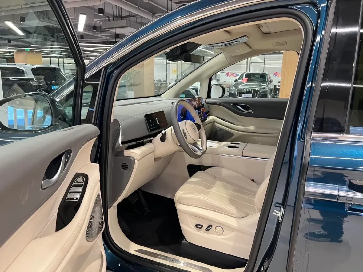 2025 Voyah Dream 1.5T 150HP L4 PHEV 41.7KWH,autocango,china used car exporter,china ev exporter,chinese used car exporter,chinese used ev exporter