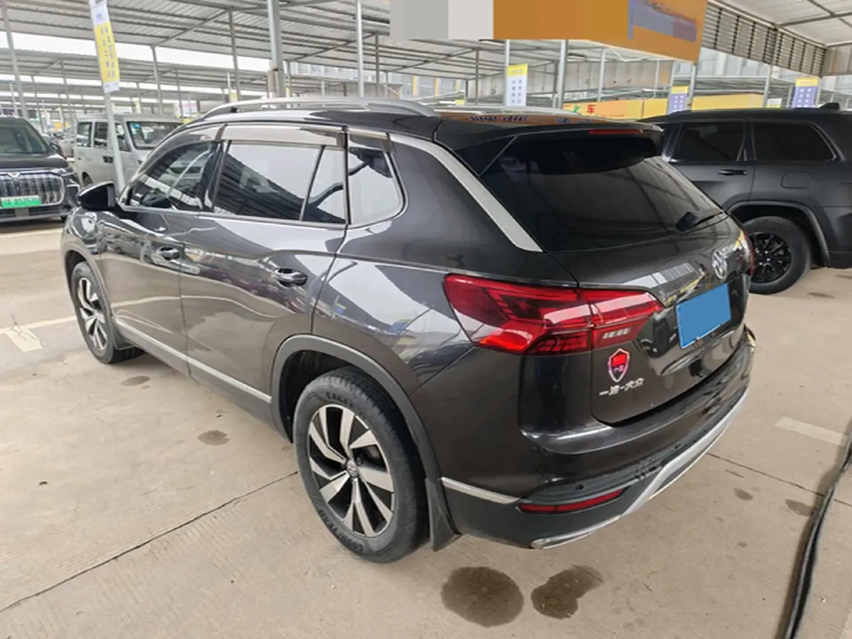 2019 Jeep Cherokee 2.0T 234HP L4 9AT,autocango,china used car exporter,china ev exporter,chinese used car exporter,chinese used ev exporter