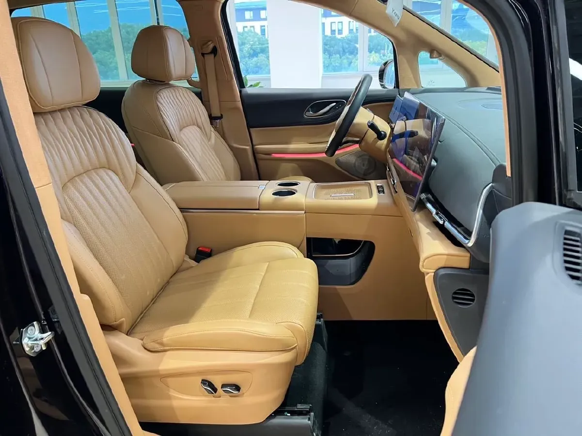 2025 Voyah Dream 1.5T 150HP L4 PHEV 41.7KWH,autocango,china used car exporter,china ev exporter,chinese used car exporter,chinese used ev exporter