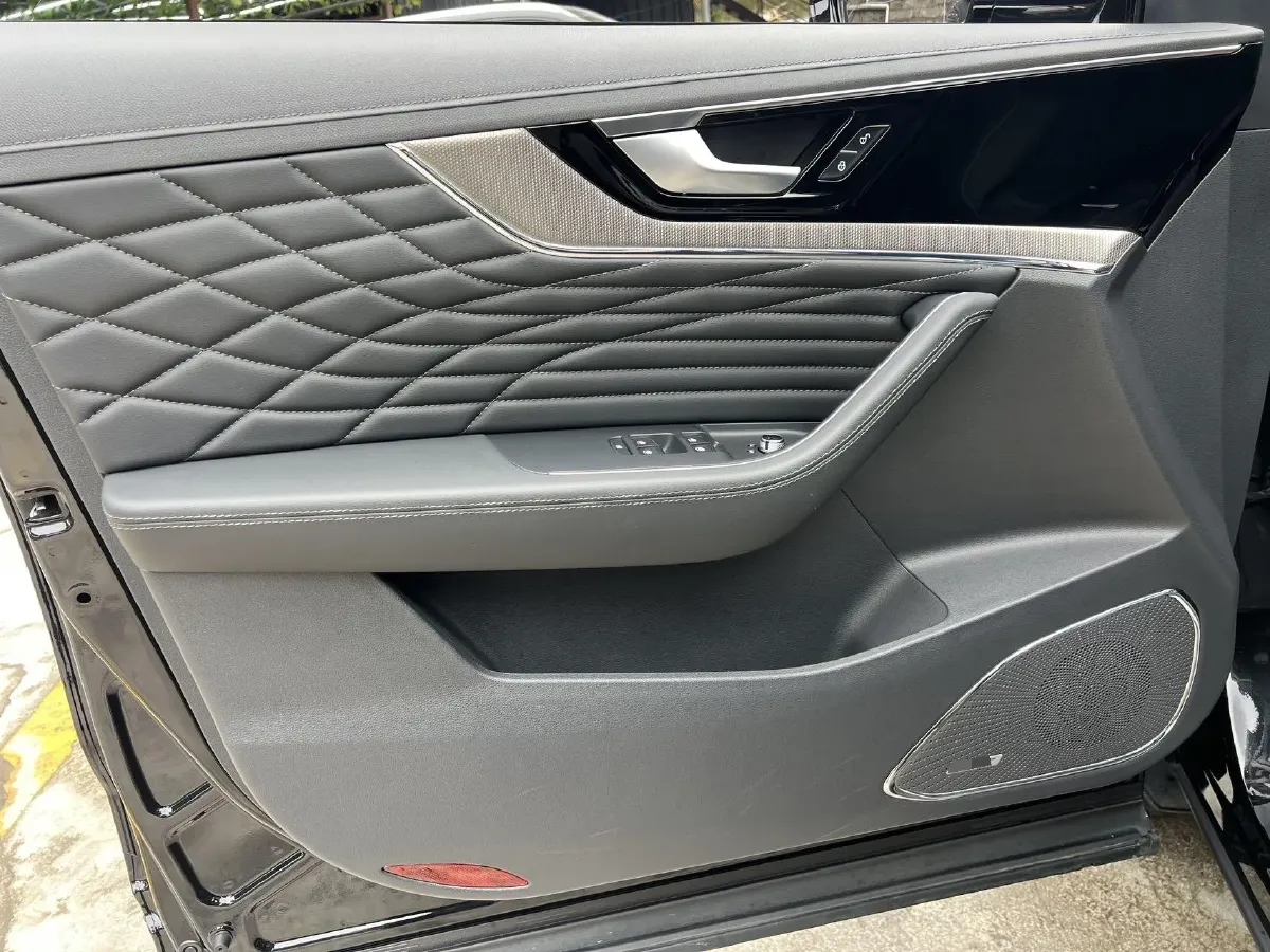 2022 HongQi HS5 2.0T 224HP L4 6AT,autocango,china used car exporter,china ev exporter,chinese used car exporter,chinese used ev exporter