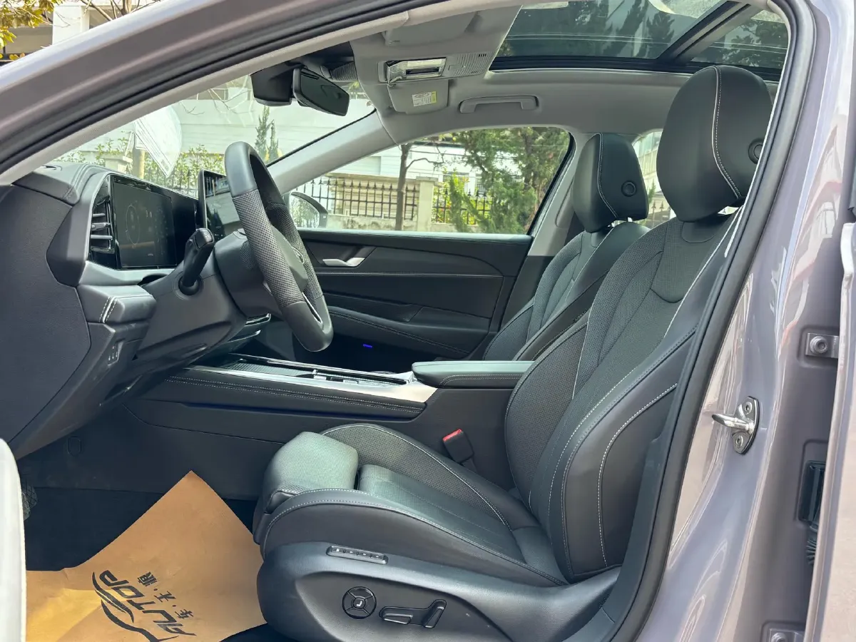 2025 Volkswagen Passat 2.0T 220HP L4 7DCT,autocango,china used car exporter,china ev exporter,chinese used car exporter,chinese used ev exporter