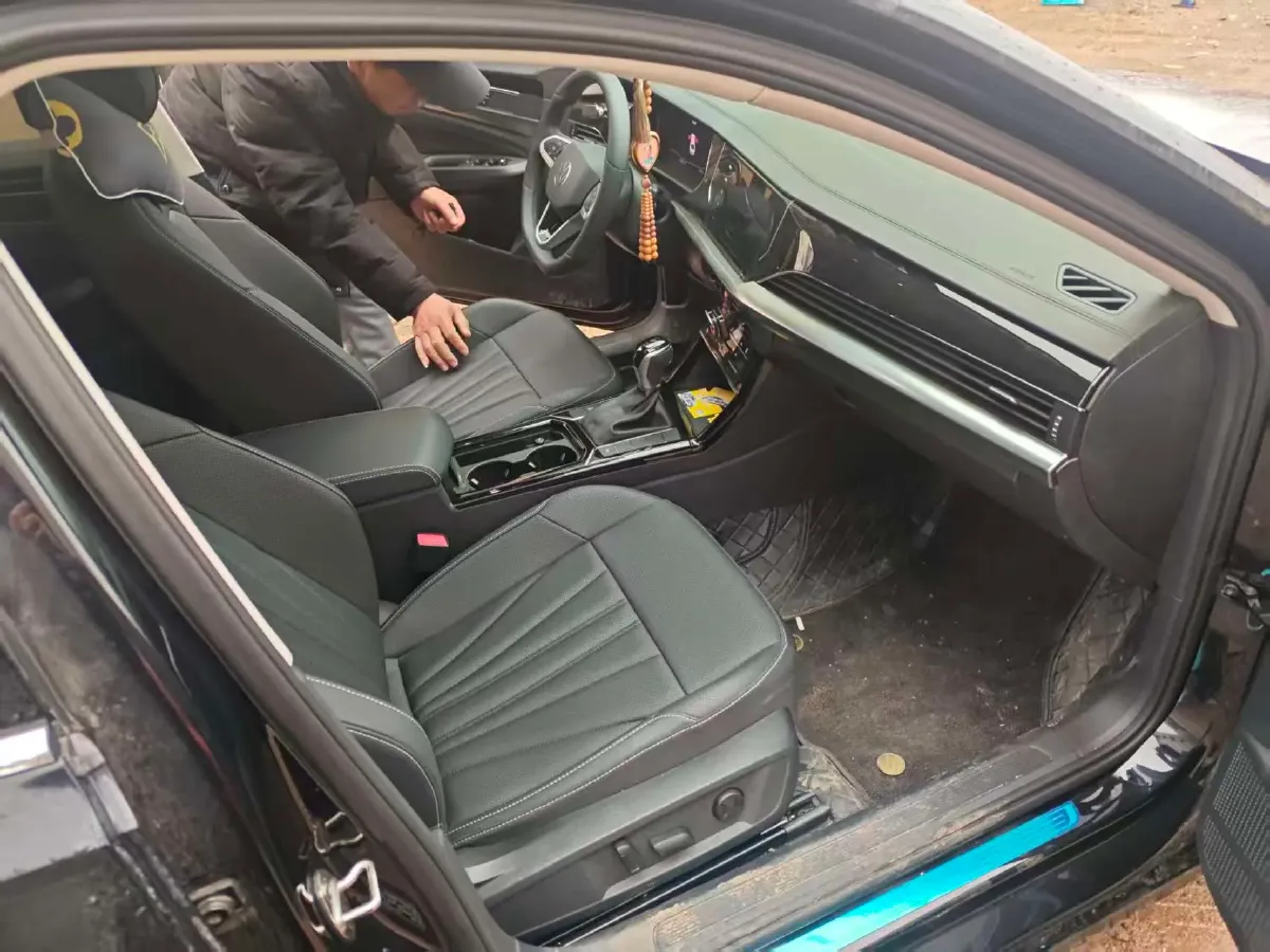 2025 Volkswagen Passat 2.0T 220HP L4 7DCT,autocango,china used car exporter,china ev exporter,chinese used car exporter,chinese used ev exporter