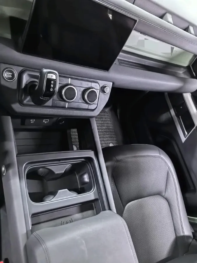 2023 Land Rover Defender 3.0T 400HP L6 8AT,autocango,china used car exporter,china ev exporter,chinese used car exporter,chinese used ev exporter