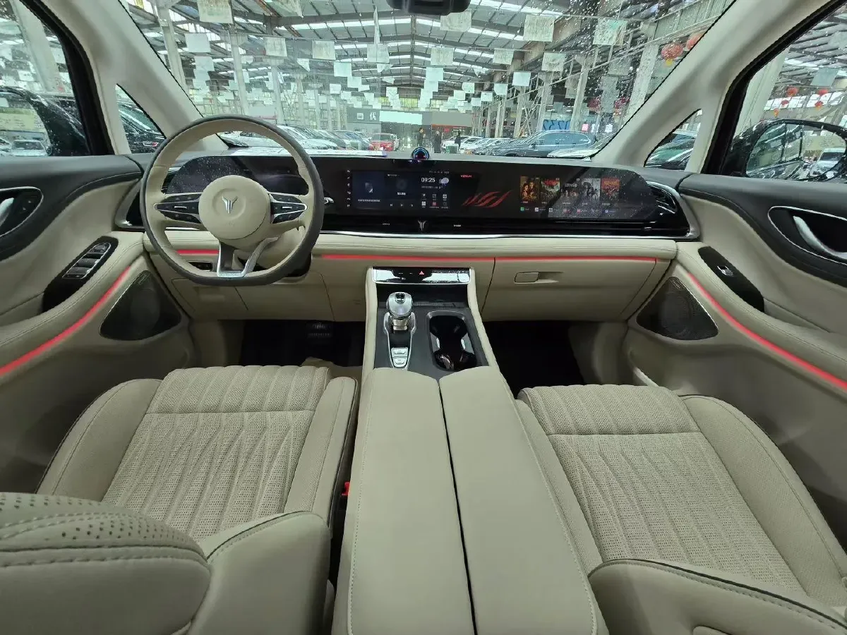 2024 Voyah Dream 1.5T 150HP L4 PHEV 43KWH,autocango,china used car exporter,china ev exporter,chinese used car exporter,chinese used ev exporter