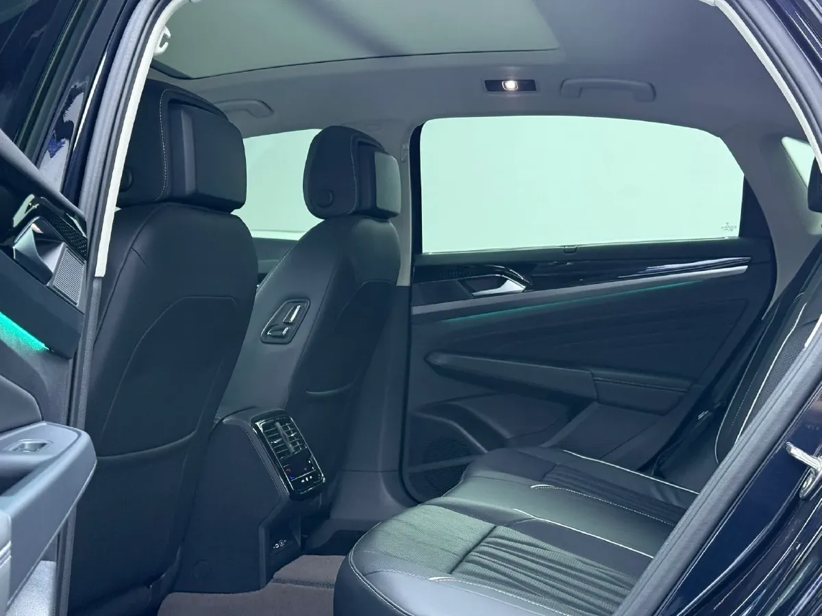 2023 Volkswagen Passat 2.0T 220HP L4 7DCT,autocango,china used car exporter,china ev exporter,chinese used car exporter,chinese used ev exporter