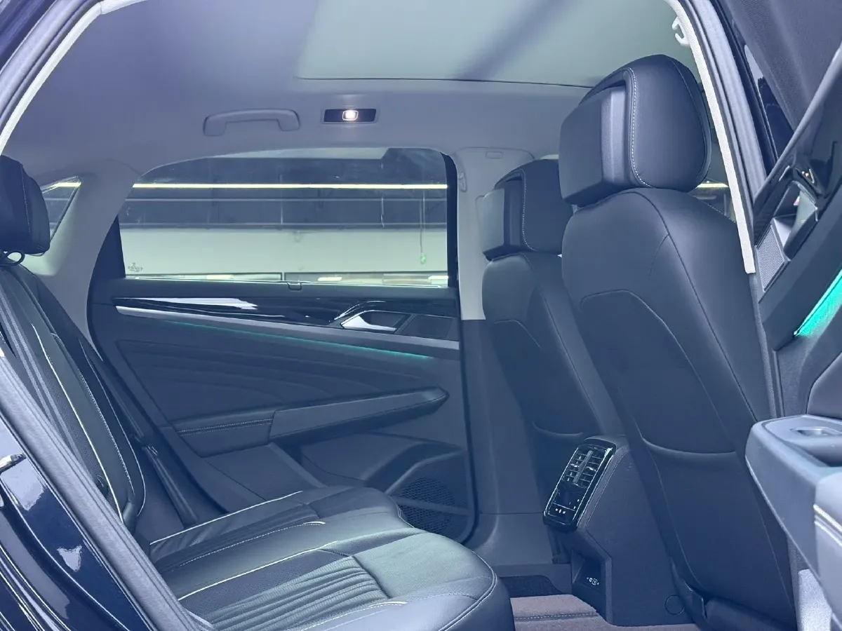 2023 Volkswagen Passat 2.0T 220HP L4 7DCT,autocango,china used car exporter,china ev exporter,chinese used car exporter,chinese used ev exporter