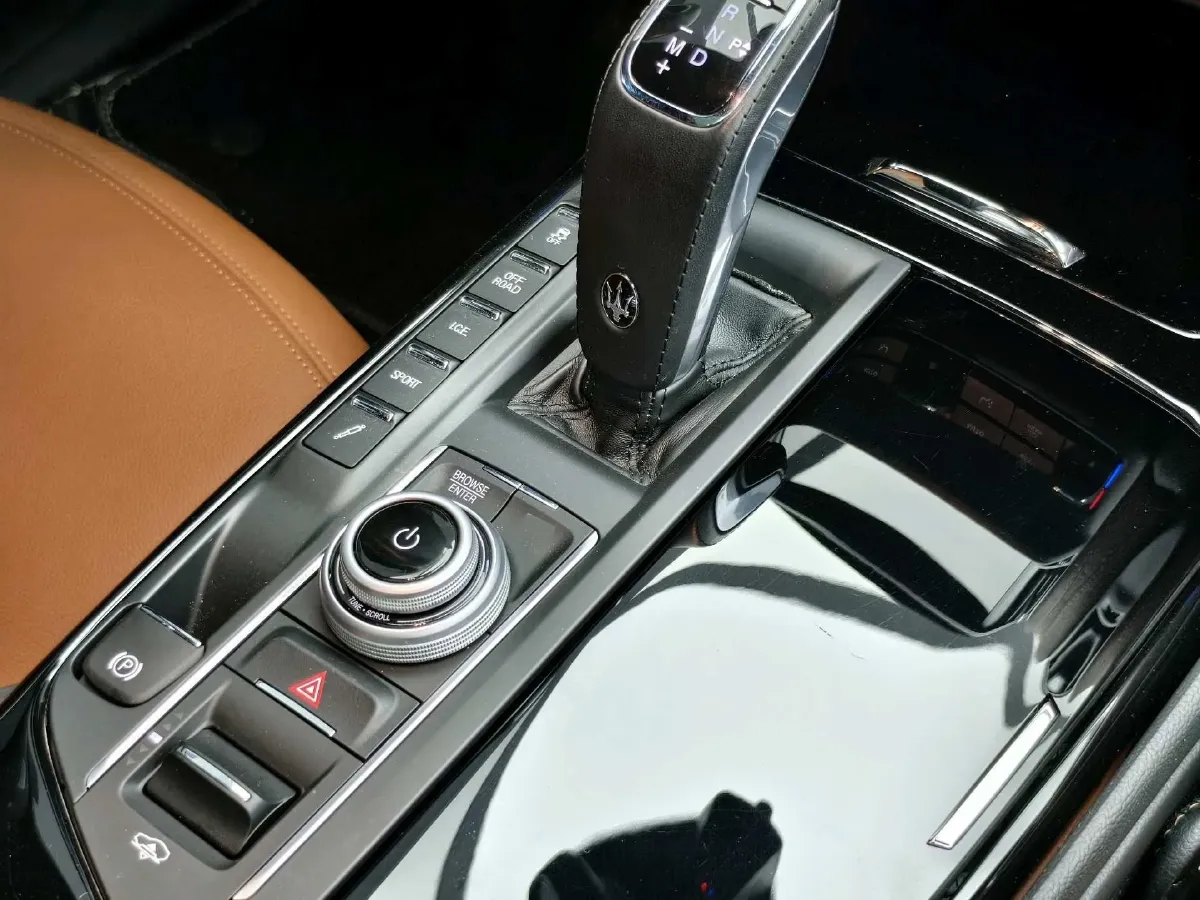 2022 Maserati Levante 2.0T 330HP L4 8AT,autocango,china used car exporter,china ev exporter,chinese used car exporter,chinese used ev exporter