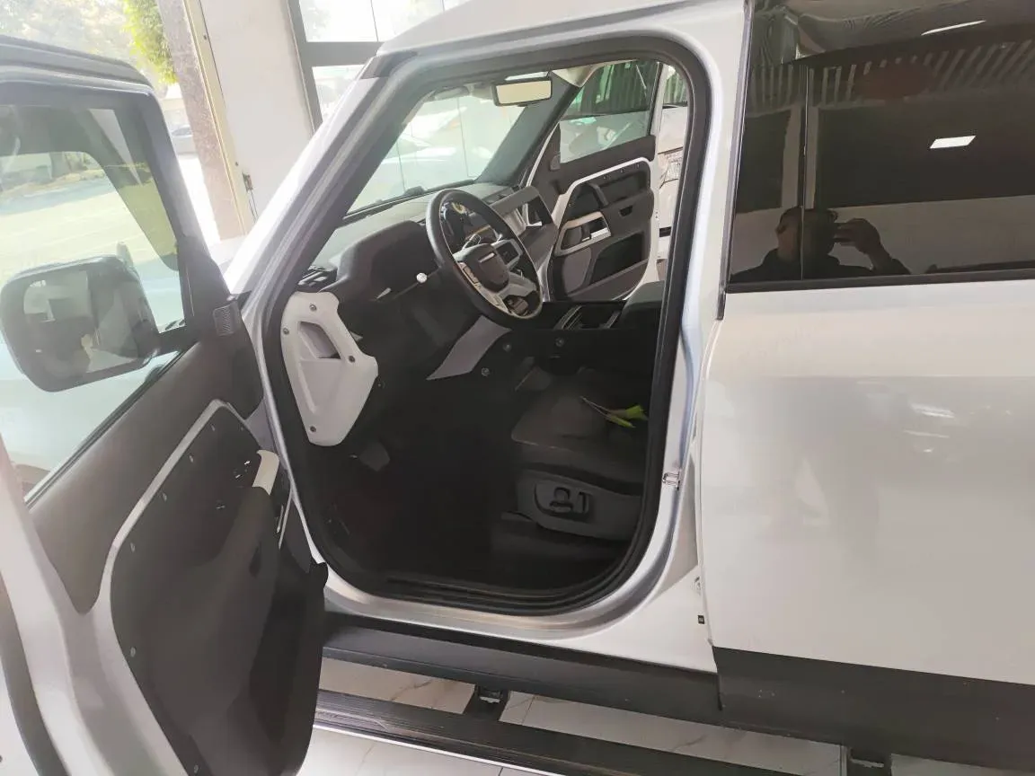2020 Land Rover Defender 3.0T 400HP L6 8AT,autocango,china used car exporter,china ev exporter,chinese used car exporter,chinese used ev exporter