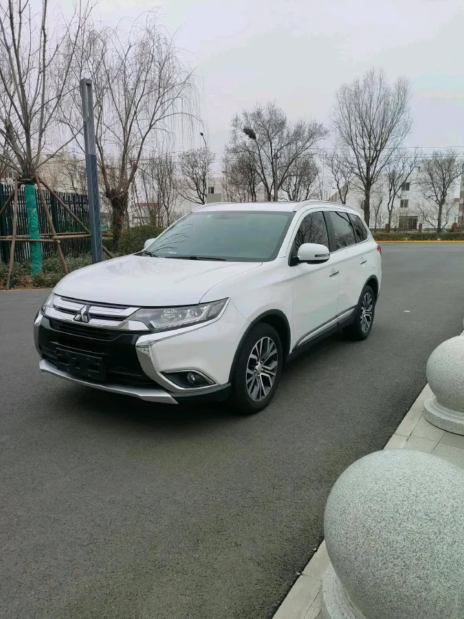 2018 Mitsubishi Outlander 2.4L 192HP L4 CVT,autocango,china used car exporter,china ev exporter,chinese used car exporter,chinese used ev exporter