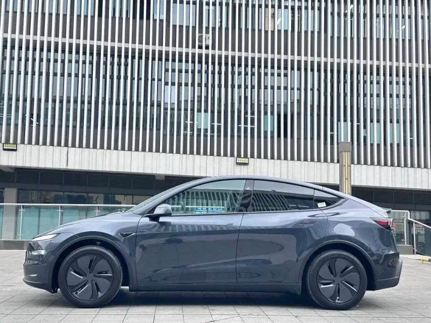 2025 Tesla Model Y BEV 62.5KWH,autocango,china used car exporter,china ev exporter,chinese used car exporter,chinese used ev exporter