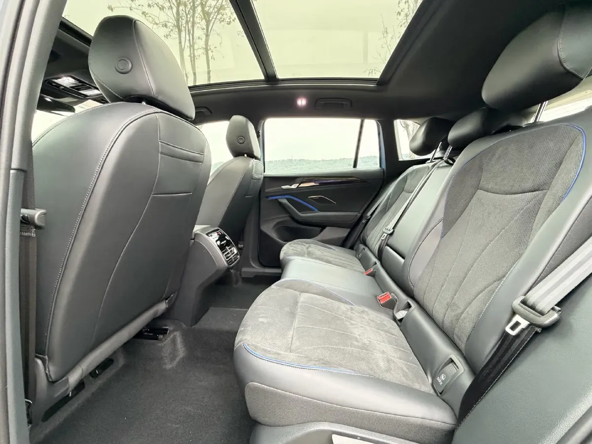 2024 Volkswagen Tiguan L 2.0T 220HP L4 7DCT,autocango,china used car exporter,china ev exporter,chinese used car exporter,chinese used ev exporter