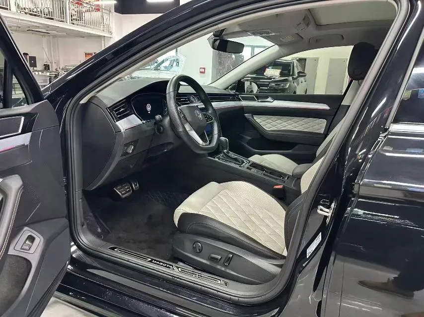 2023 Volkswagen Magotan 2.0T 186HP L4 7DCT,autocango,china used car exporter,china ev exporter,chinese used car exporter,chinese used ev exporter