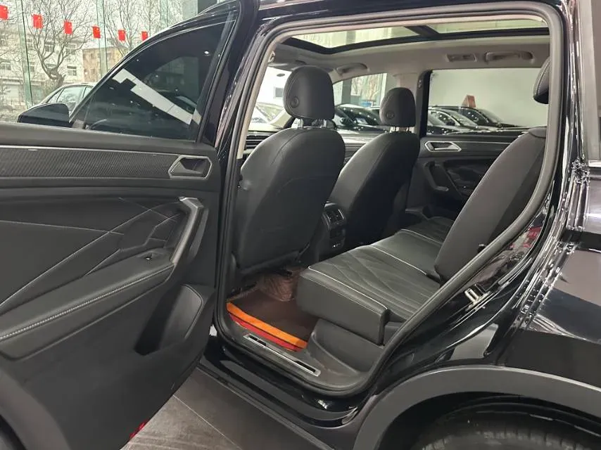 2024 Volkswagen Tiguan L 2.0T 220HP L4 7DCT,autocango,china used car exporter,china ev exporter,chinese used car exporter,chinese used ev exporter