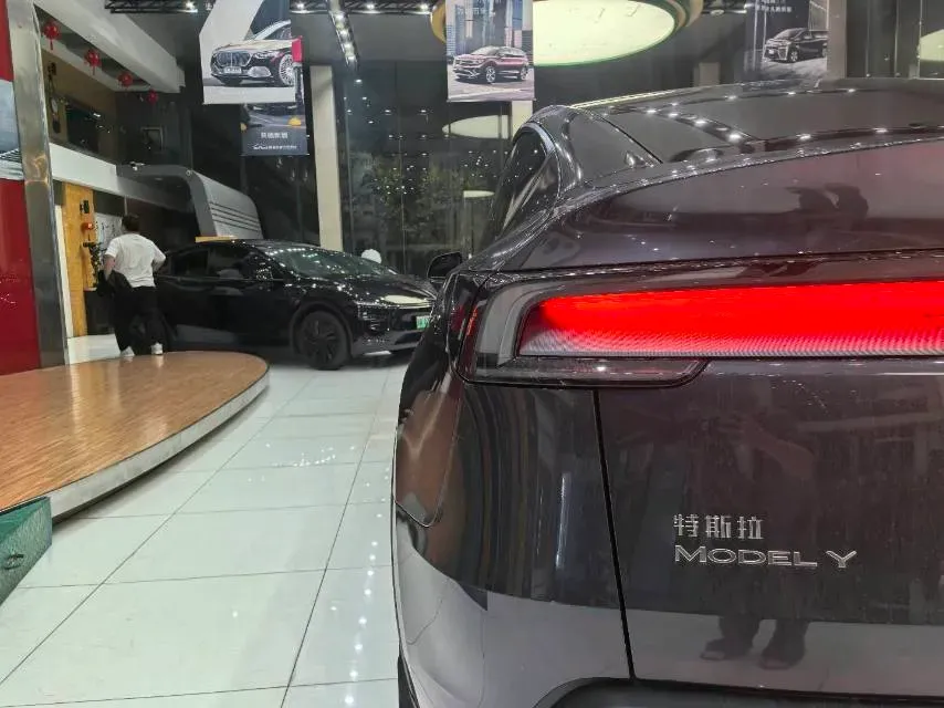 2025 Tesla Model Y BEV 62.5KWH,autocango,china used car exporter,china ev exporter,chinese used car exporter,chinese used ev exporter