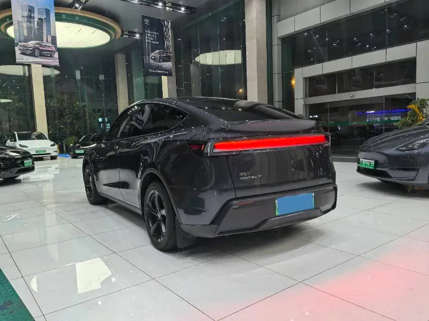 2025 Tesla Model Y BEV 62.5KWH,autocango,china used car exporter,china ev exporter,chinese used car exporter,chinese used ev exporter