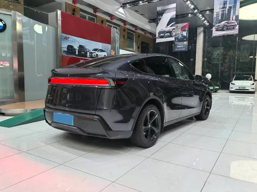 2025 Tesla Model Y BEV 62.5KWH,autocango,china used car exporter,china ev exporter,chinese used car exporter,chinese used ev exporter