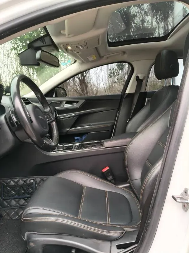 2018 Toyota Crown 2.0T 235HP L4 8AT,autocango,china used car exporter,china ev exporter,chinese used car exporter,chinese used ev exporter