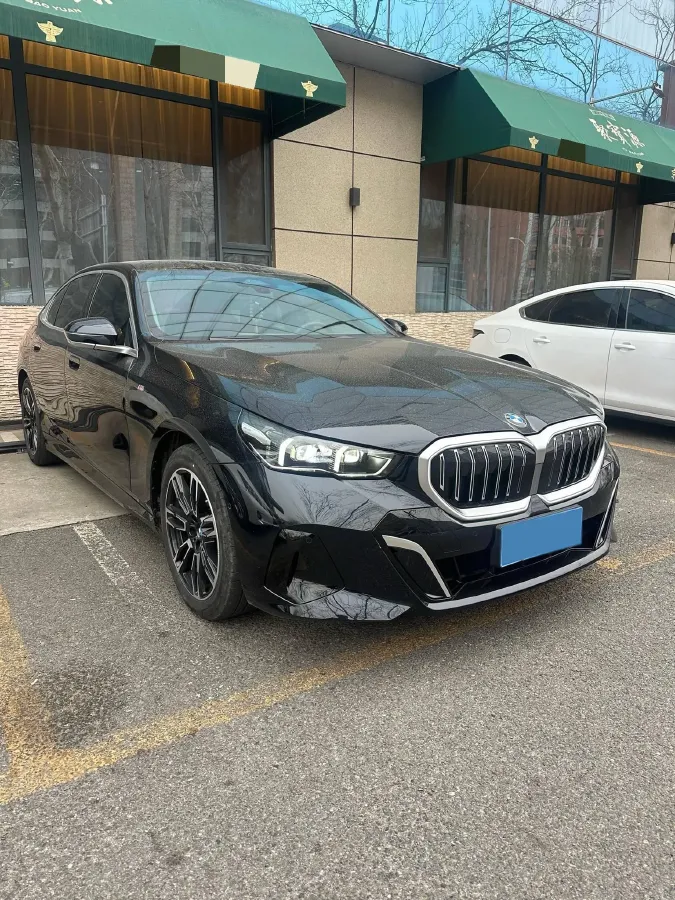 2025 BMW 5 Series 2.0T 190HP L4 8AT,autocango,china used car exporter,china ev exporter,chinese used car exporter,chinese used ev exporter