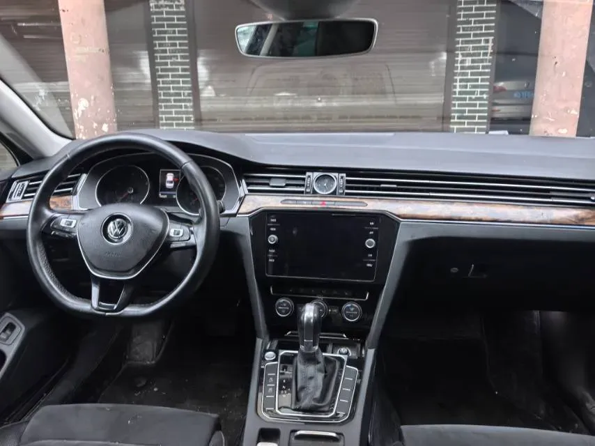 2017 Volkswagen Magotan 1.8T 180HP L4 7DCT,autocango,china used car exporter,china ev exporter,chinese used car exporter,chinese used ev exporter