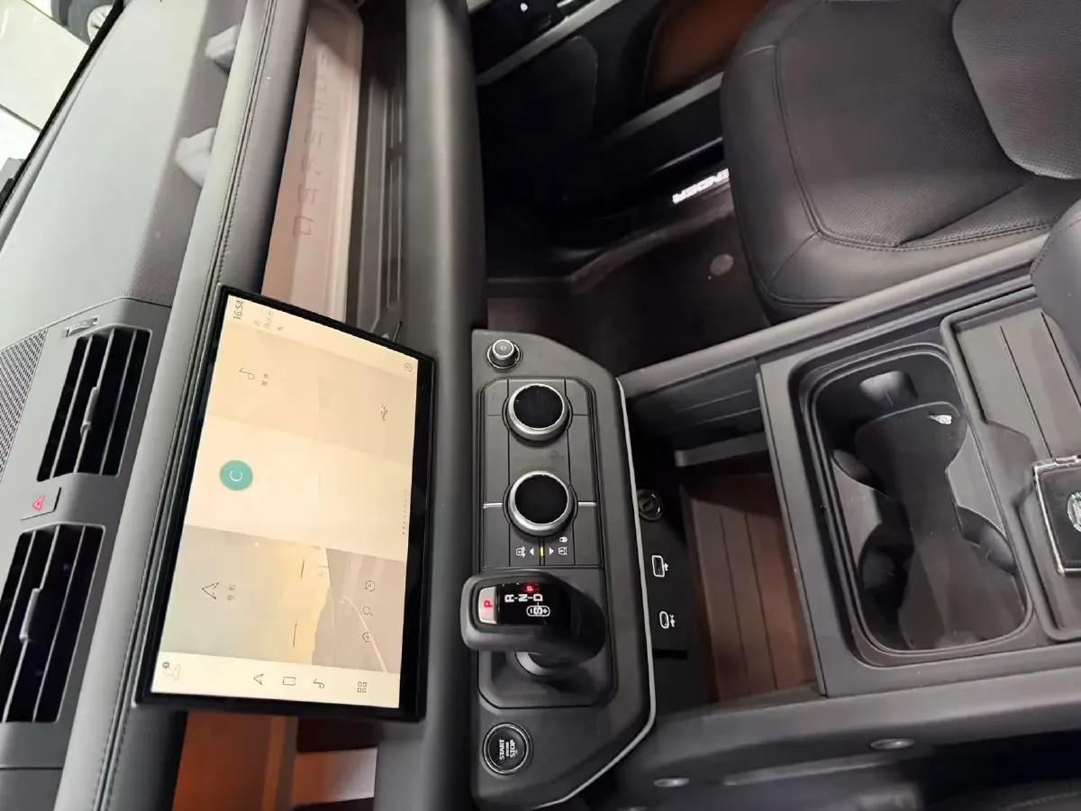 2024 Land Rover Defender 3.0T 400HP L6 8AT,autocango,china used car exporter,china ev exporter,chinese used car exporter,chinese used ev exporter