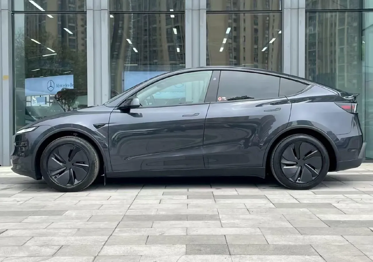 2025 Tesla Model Y BEV 62.5KWH,autocango,china used car exporter,china ev exporter,chinese used car exporter,chinese used ev exporter