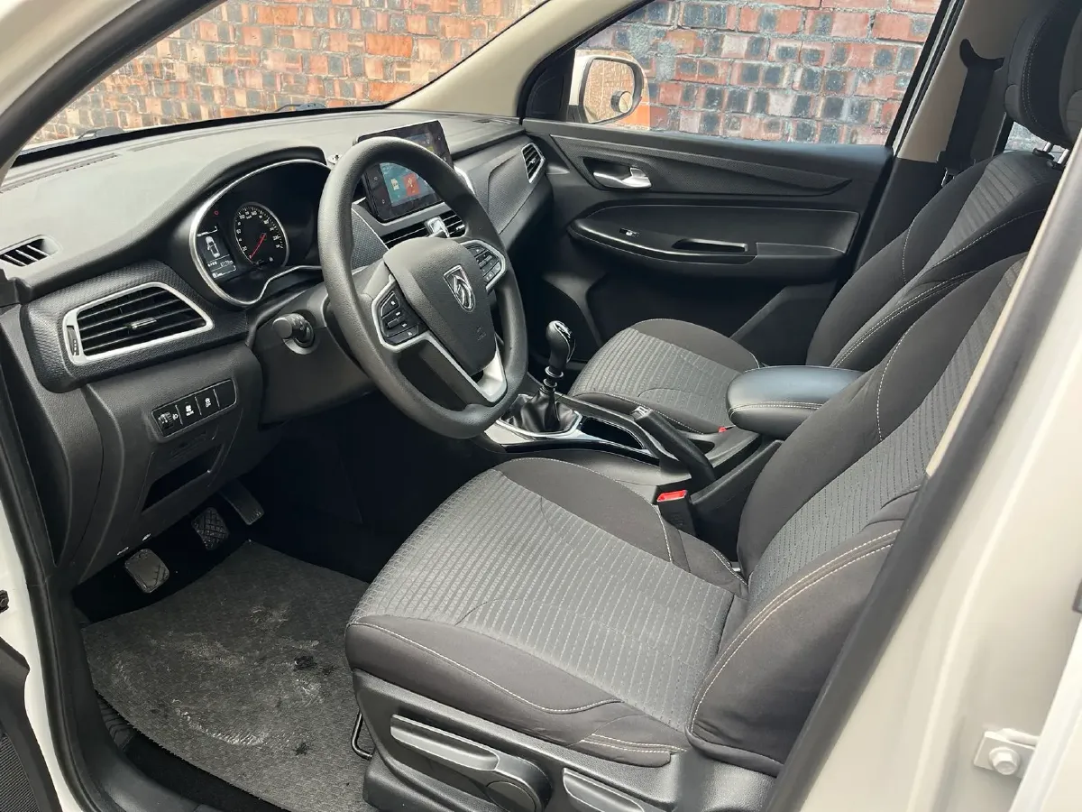 2021 BaoJun 730 1.5T 147HP L4 6MT,autocango,china used car exporter,china ev exporter,chinese used car exporter,chinese used ev exporter