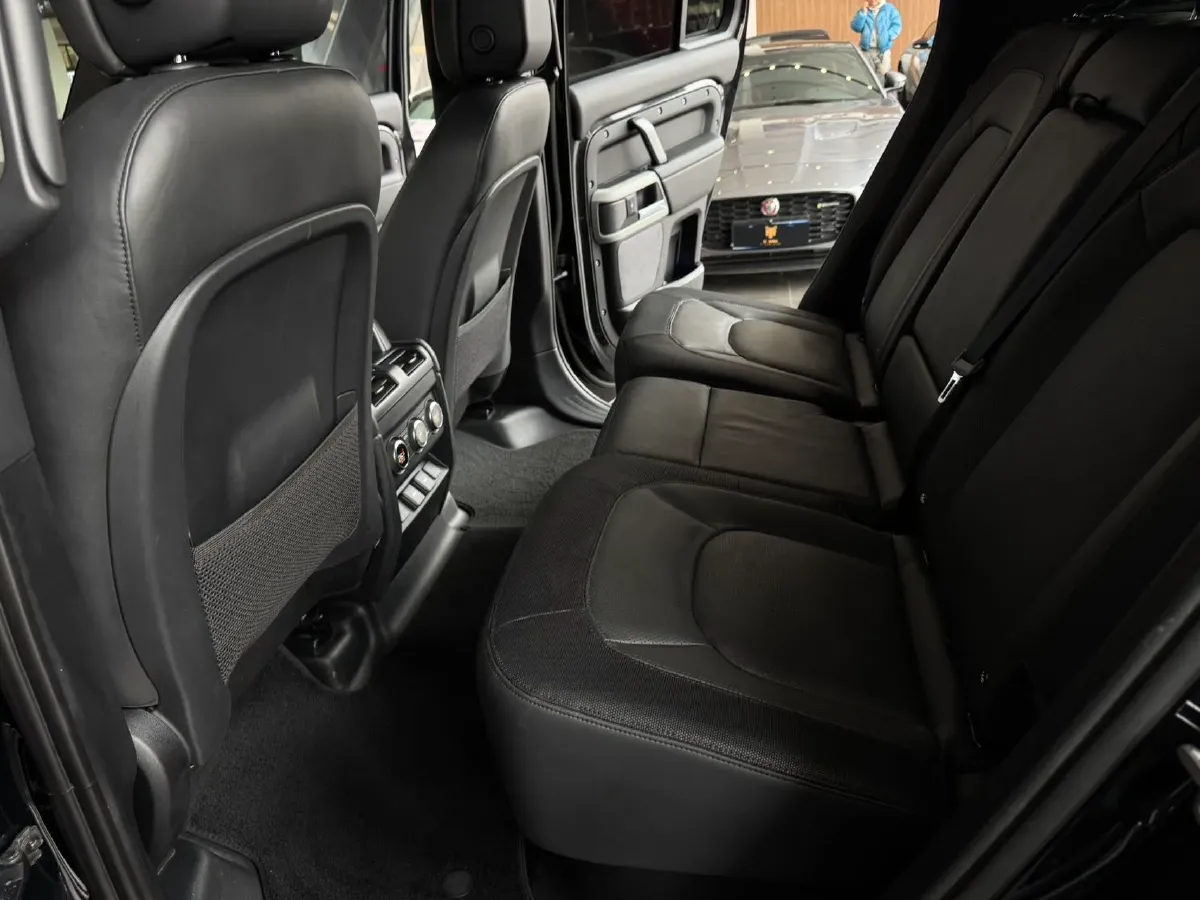 2023 Land Rover Defender 3.0T 400HP L6 8AT,autocango,china used car exporter,china ev exporter,chinese used car exporter,chinese used ev exporter