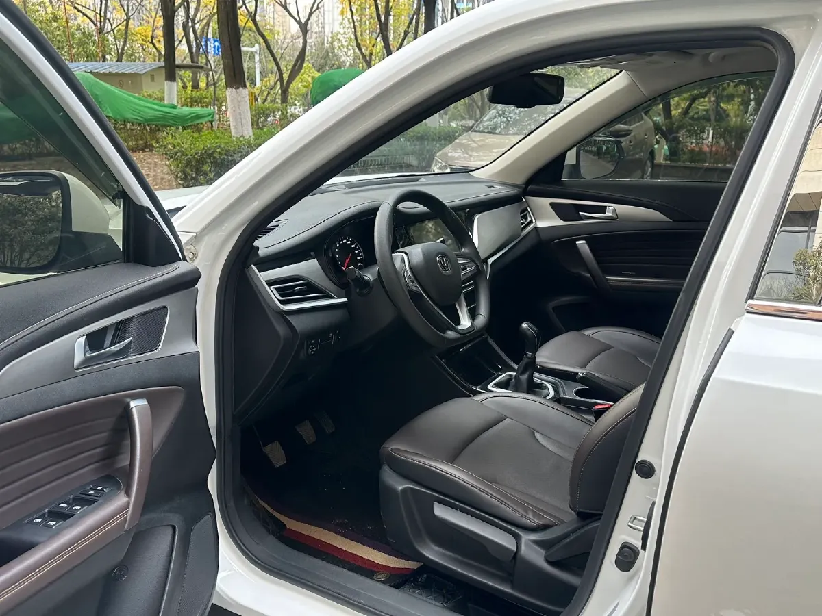 2019 ChangAn CS35 Plus 1.6L 128HP L4 5MT,autocango,china used car exporter,china ev exporter,chinese used car exporter,chinese used ev exporter