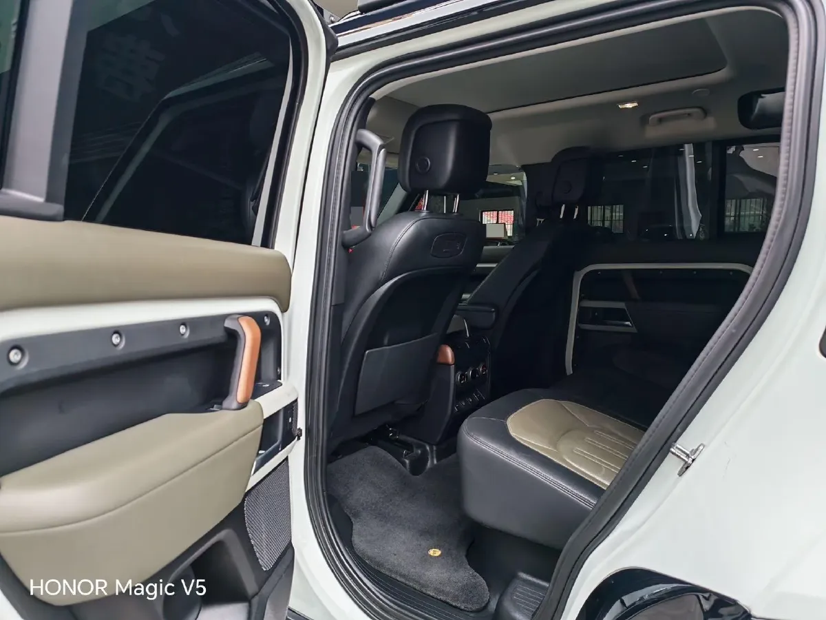 2022 Land Rover Defender 3.0T 400HP L6 8AT,autocango,china used car exporter,china ev exporter,chinese used car exporter,chinese used ev exporter