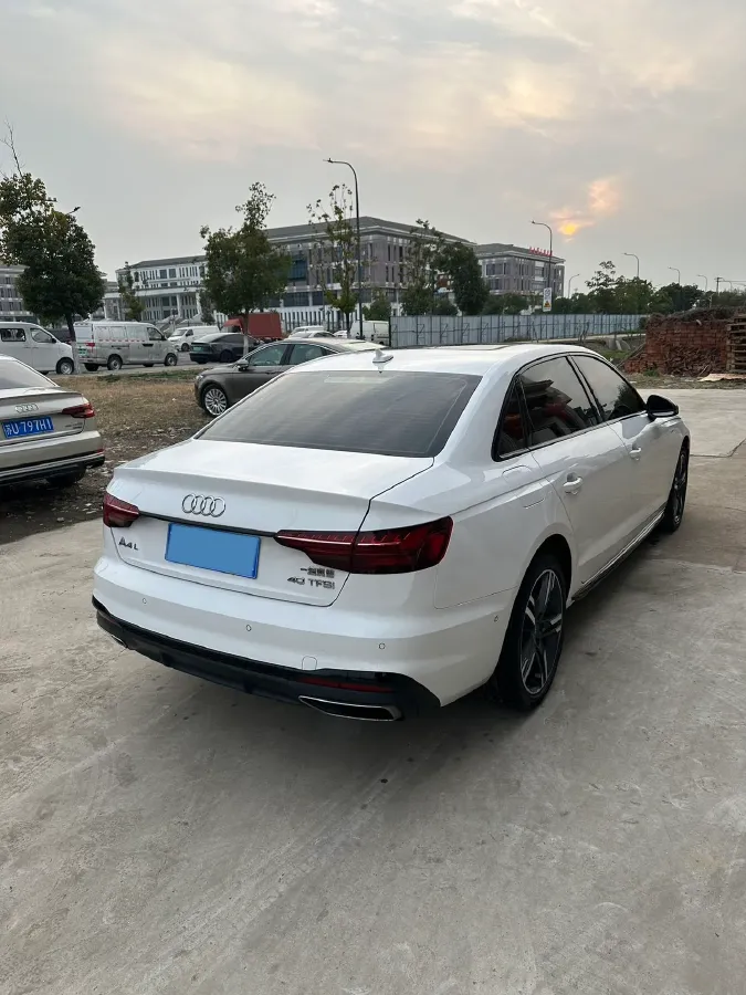 2022 Audi A4L 2.0T 190HP L4 7DCT,autocango,china used car exporter,china ev exporter,chinese used car exporter,chinese used ev exporter