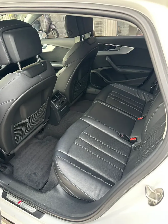 2022 Audi A4L 2.0T 190HP L4 7DCT,autocango,china used car exporter,china ev exporter,chinese used car exporter,chinese used ev exporter