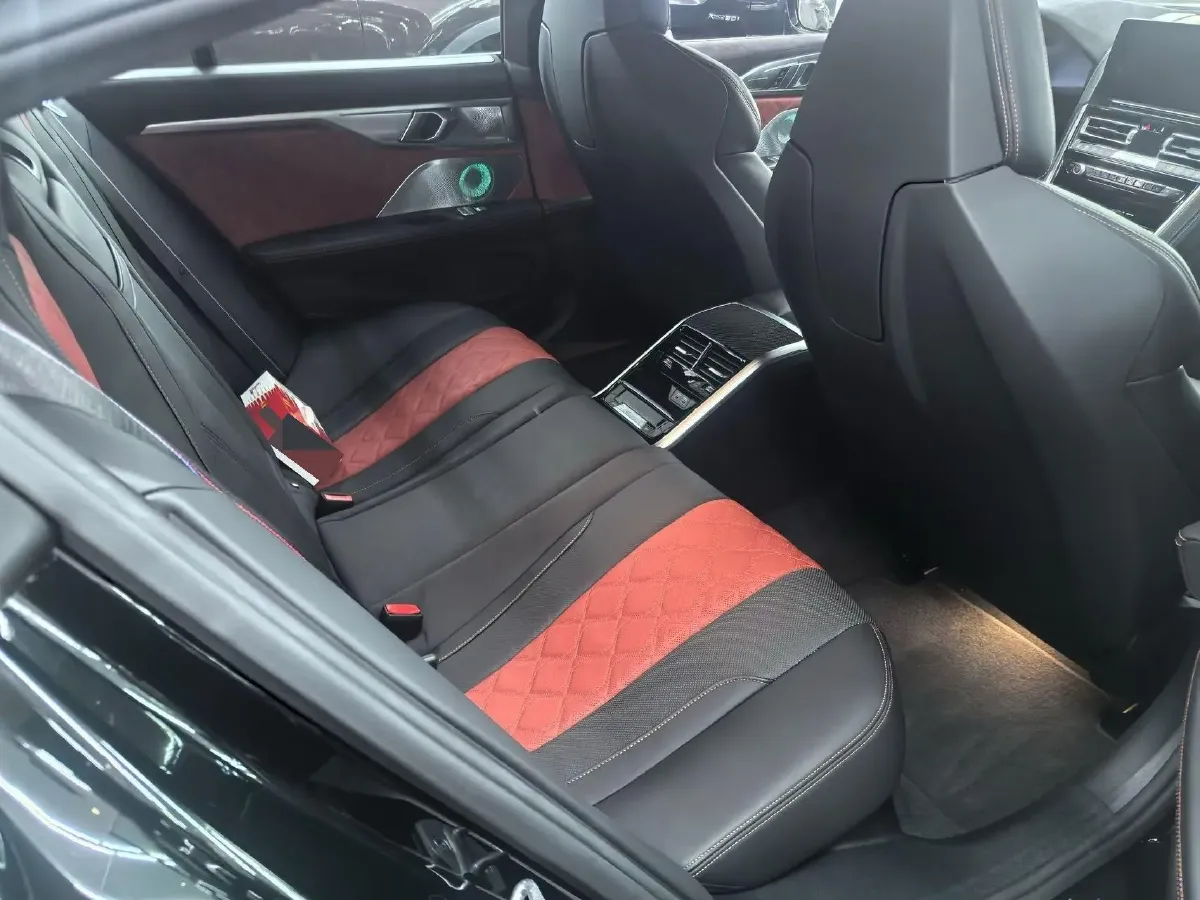 2020 BMW M8 4.4T 625HP V8 8AT,autocango,china used car exporter,china ev exporter,chinese used car exporter,chinese used ev exporter