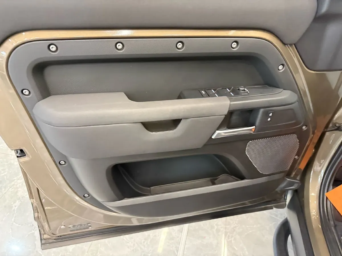 2023 Land Rover Defender 3.0T 400HP L6 8AT,autocango,china used car exporter,china ev exporter,chinese used car exporter,chinese used ev exporter