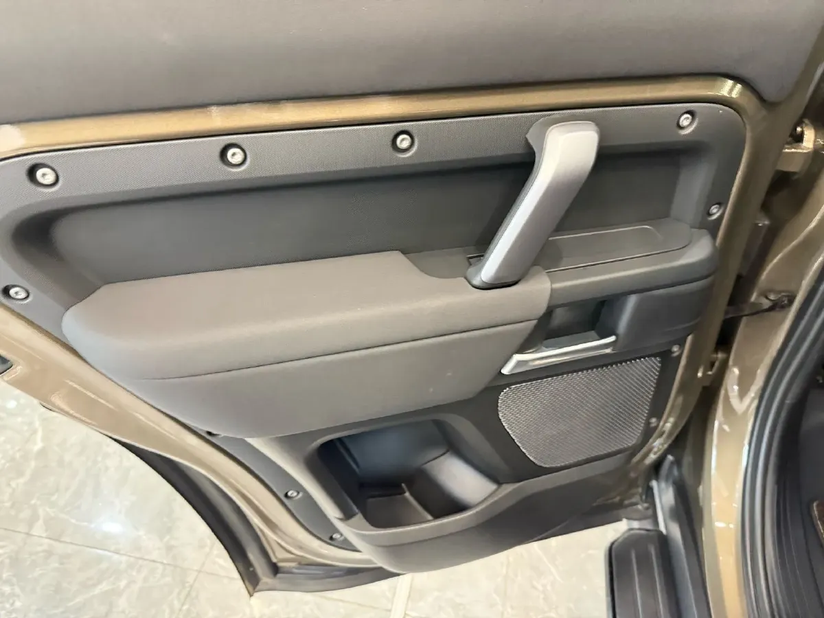 2023 Land Rover Defender 3.0T 400HP L6 8AT,autocango,china used car exporter,china ev exporter,chinese used car exporter,chinese used ev exporter