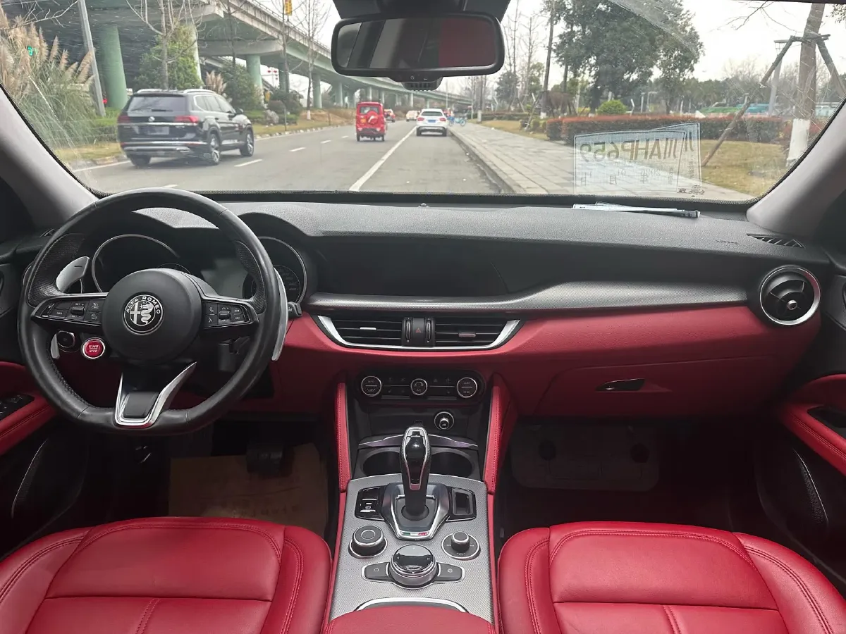 2020 Alfa Romeo Stelvio 2.0T 280HP L4 8AT,autocango,china used car exporter,china ev exporter,chinese used car exporter,chinese used ev exporter