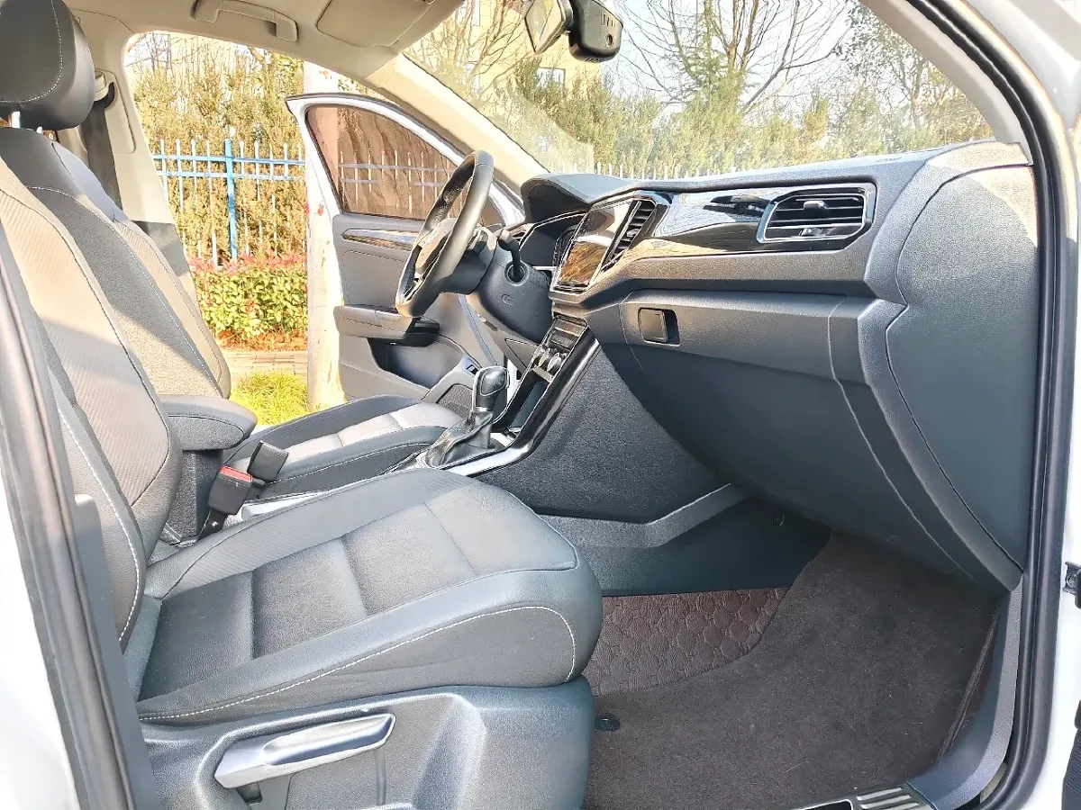 2022 Volkswagen T-Roc 1.4T 150HP L4 7DCT,autocango,china used car exporter,china ev exporter,chinese used car exporter,chinese used ev exporter