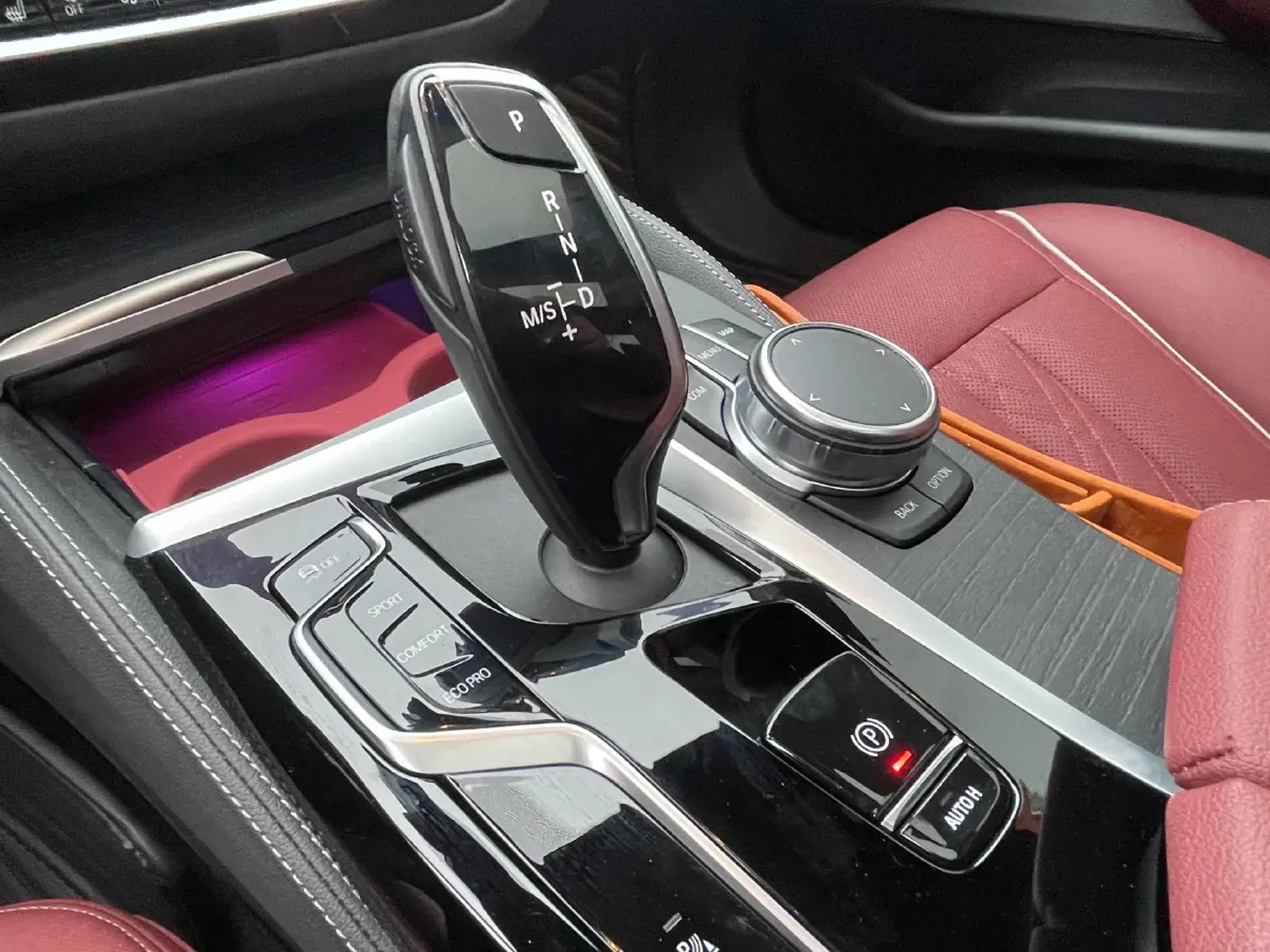 2022 BMW 5 Series 2.0T 252HP L4 8AT,autocango,china used car exporter,china ev exporter,chinese used car exporter,chinese used ev exporter