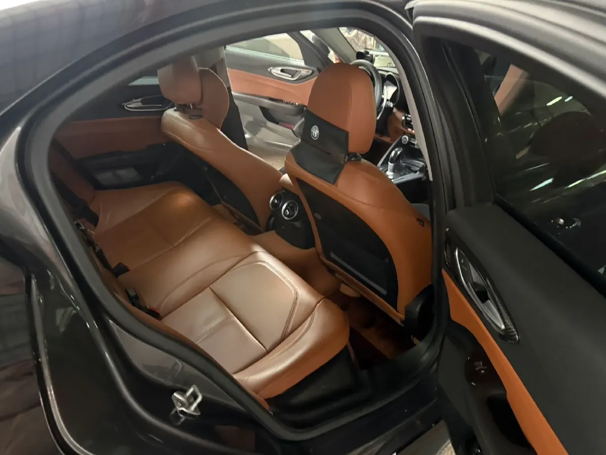 2017 Alfa Romeo Giulia 2.0T 280HP L4 8AT,autocango,china used car exporter,china ev exporter,chinese used car exporter,chinese used ev exporter