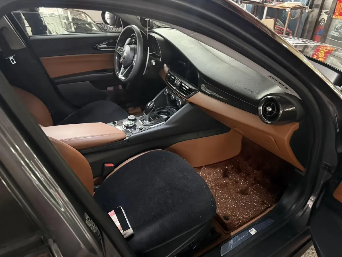 2017 Alfa Romeo Giulia 2.0T 280HP L4 8AT,autocango,china used car exporter,china ev exporter,chinese used car exporter,chinese used ev exporter