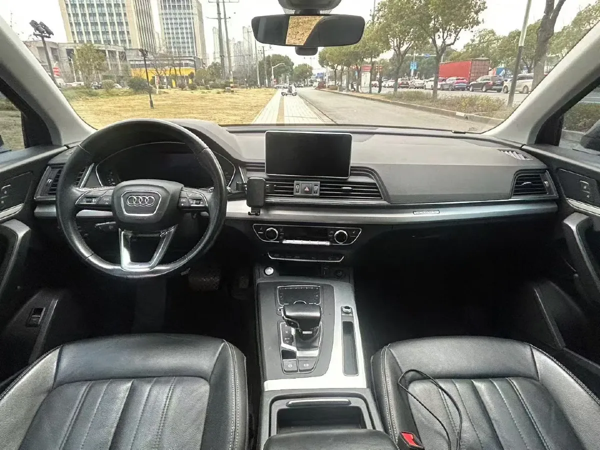 2020 Audi Q5L 2.0T 190HP L4 7DCT,autocango,china used car exporter,china ev exporter,chinese used car exporter,chinese used ev exporter