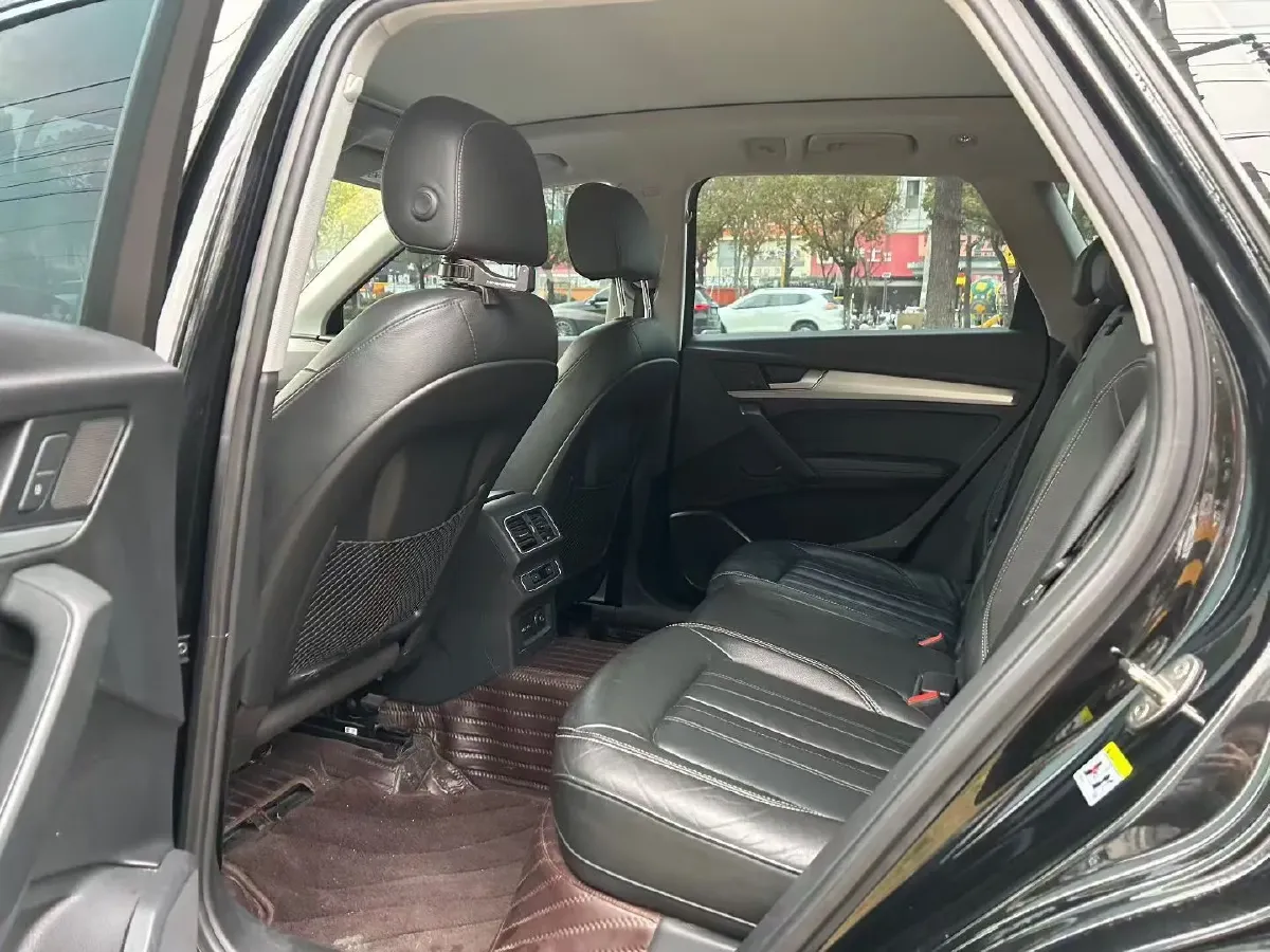 2020 Audi Q5L 2.0T 190HP L4 7DCT,autocango,china used car exporter,china ev exporter,chinese used car exporter,chinese used ev exporter